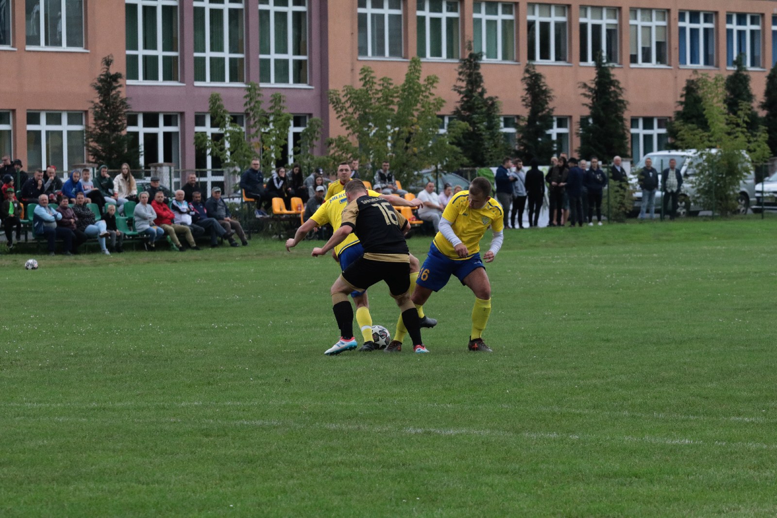 Derby na remis. Podział punktów w starciu Kolejarza z Dębem