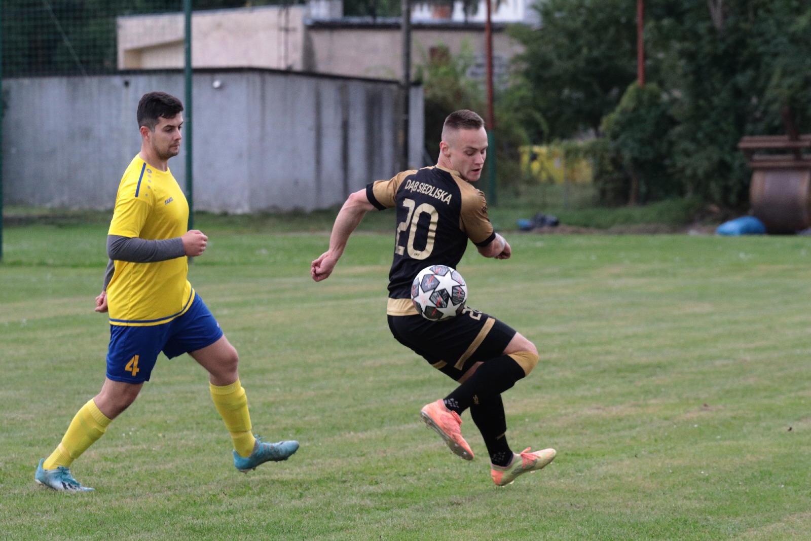 Derby na remis. Podział punktów w starciu Kolejarza z Dębem