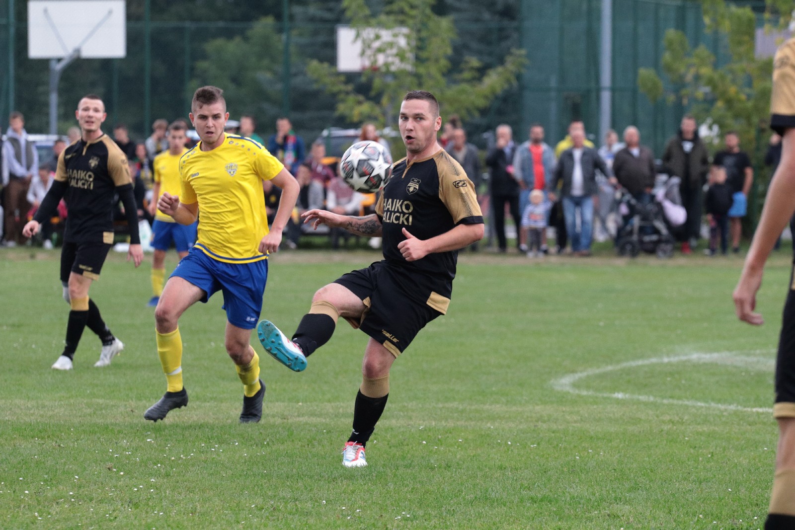 Derby na remis. Podział punktów w starciu Kolejarza z Dębem