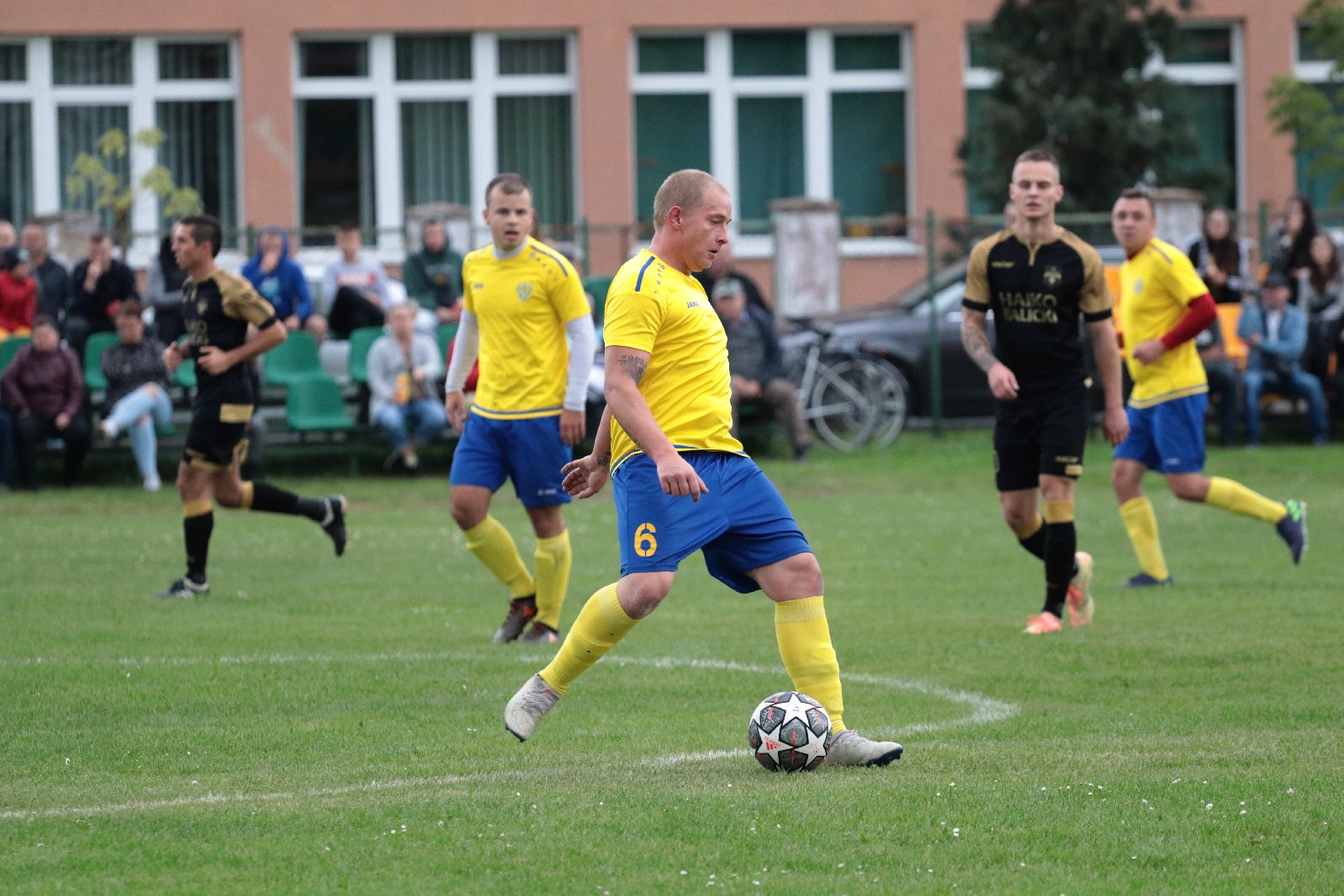 Derby na remis. Podział punktów w starciu Kolejarza z Dębem