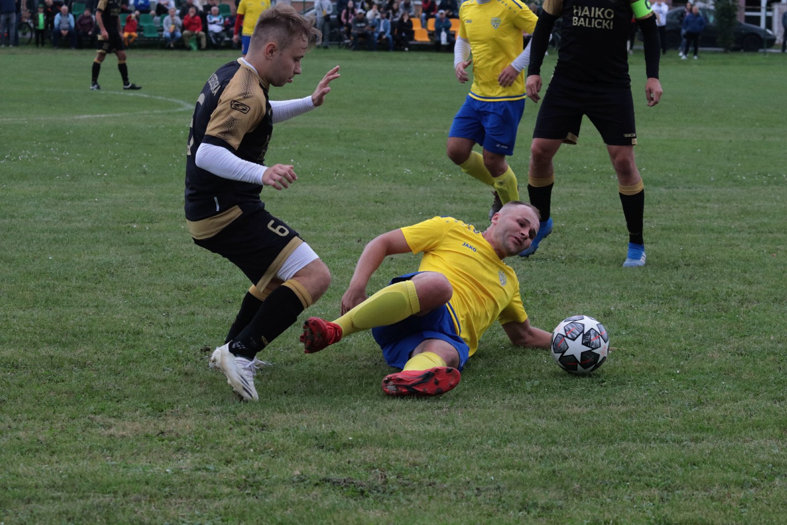 Derby na remis. Podział punktów w starciu Kolejarza z Dębem