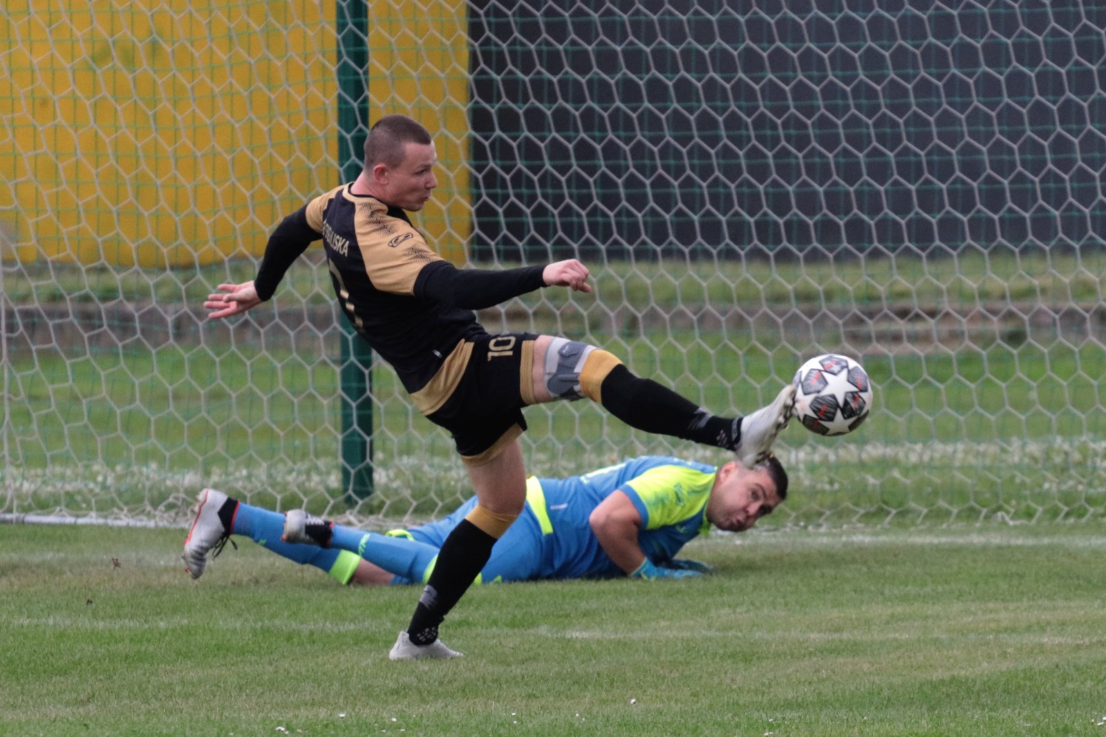 Derby na remis. Podział punktów w starciu Kolejarza z Dębem