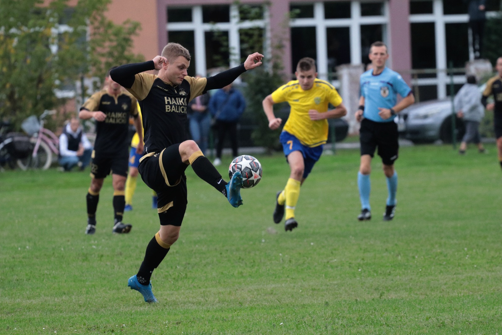 Derby na remis. Podział punktów w starciu Kolejarza z Dębem