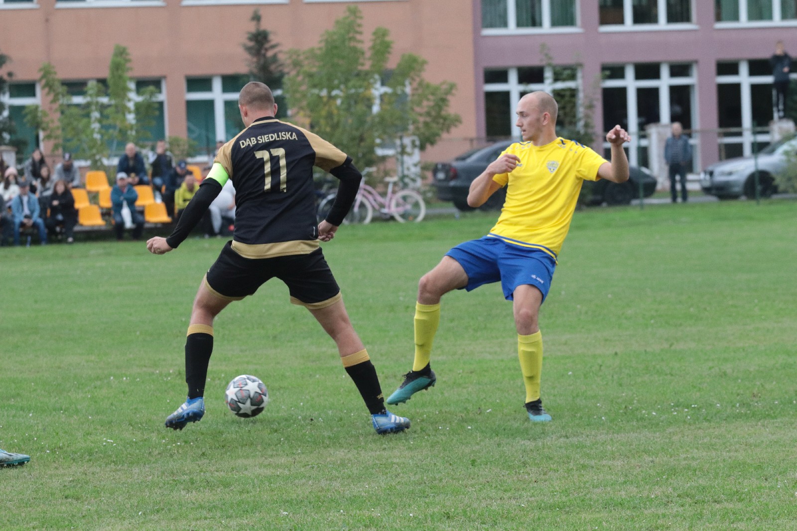 Derby na remis. Podział punktów w starciu Kolejarza z Dębem