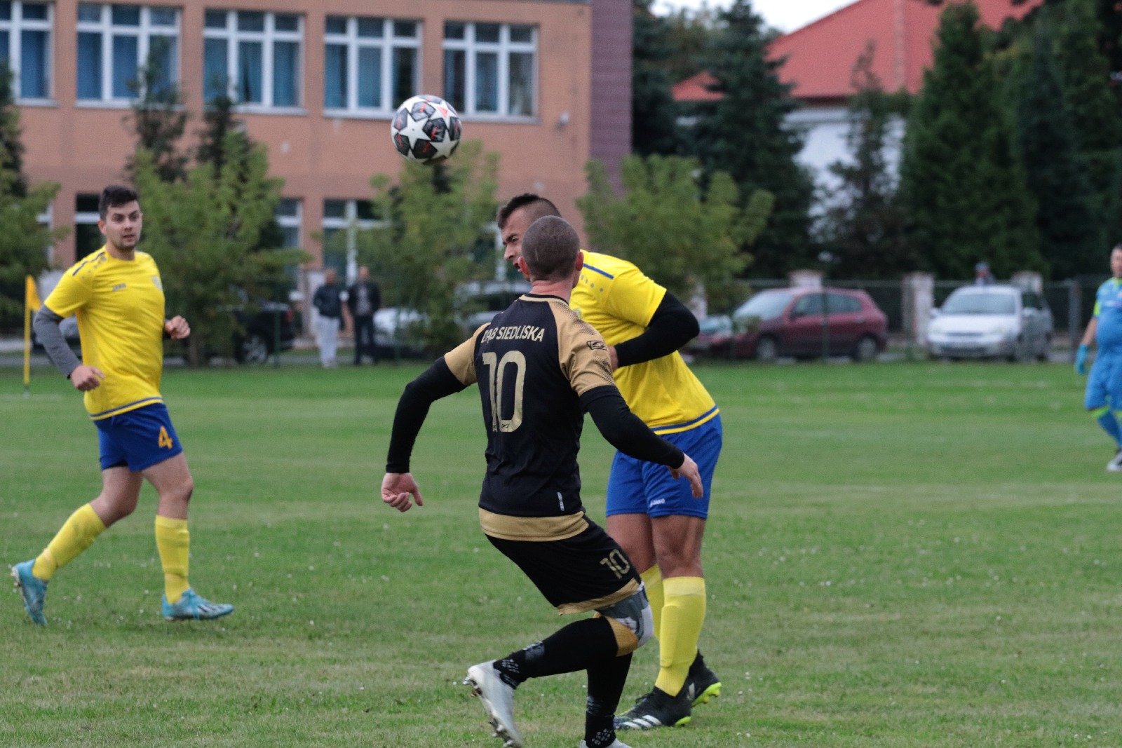 Derby na remis. Podział punktów w starciu Kolejarza z Dębem
