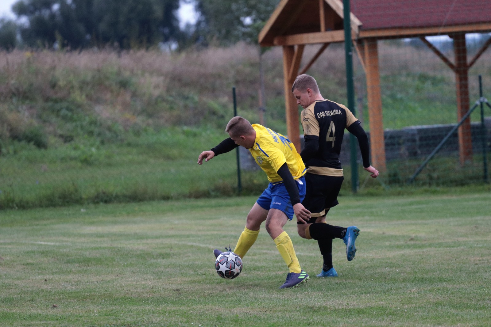 Derby na remis. Podział punktów w starciu Kolejarza z Dębem
