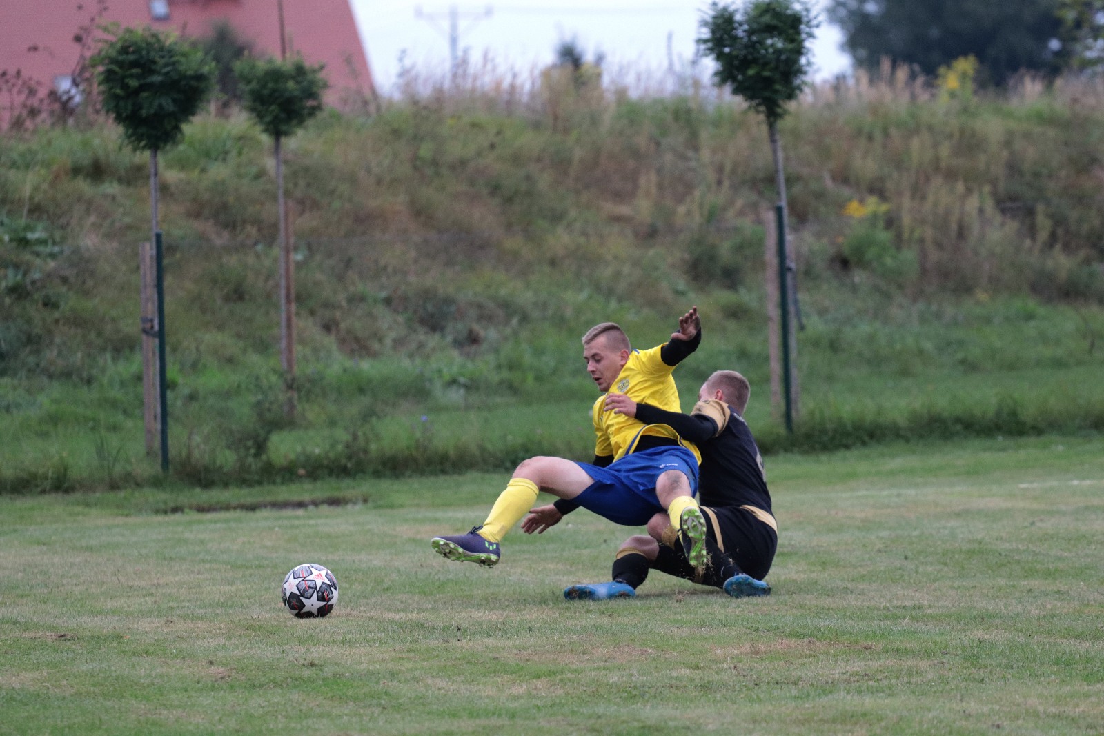 Derby na remis. Podział punktów w starciu Kolejarza z Dębem