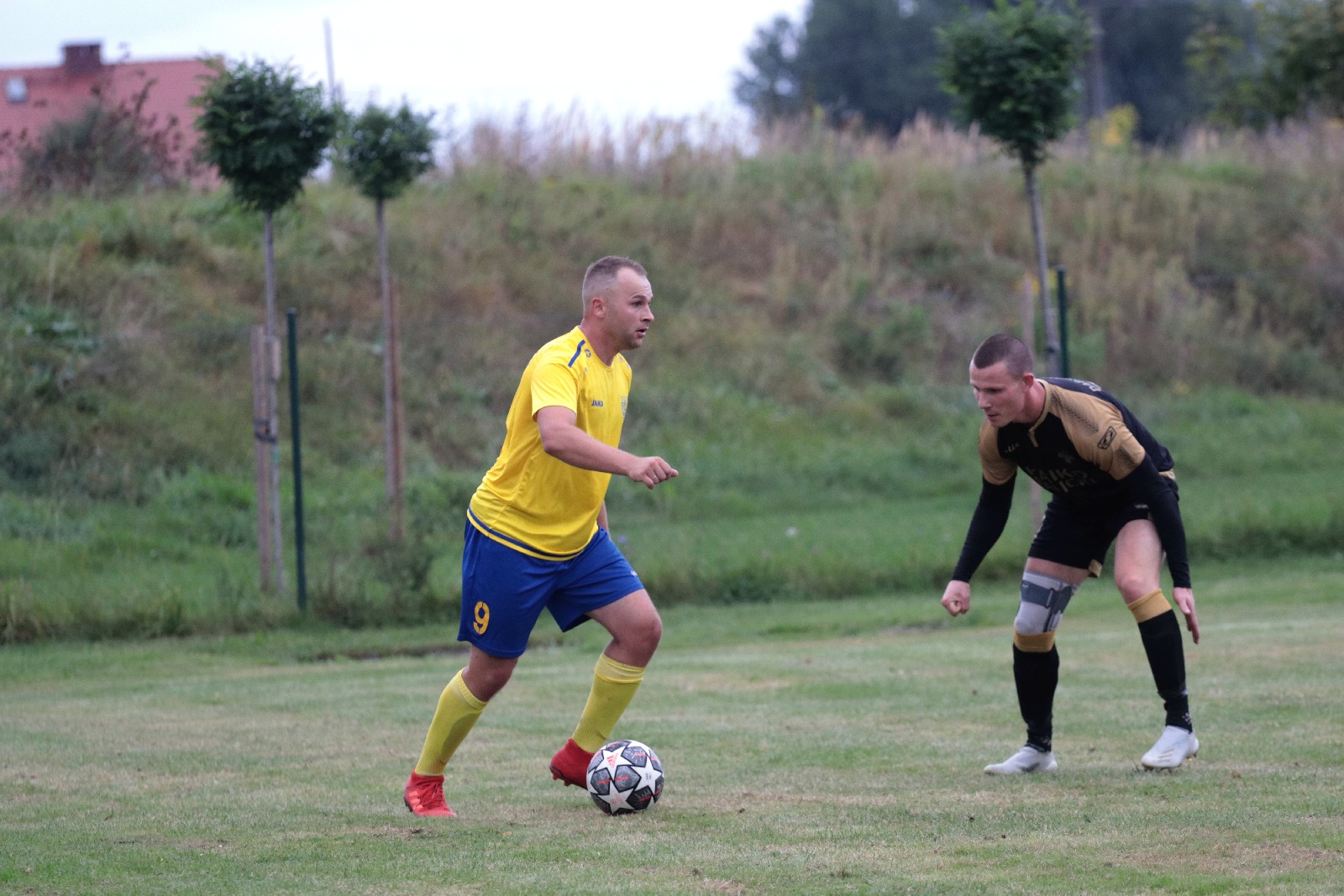 Derby na remis. Podział punktów w starciu Kolejarza z Dębem