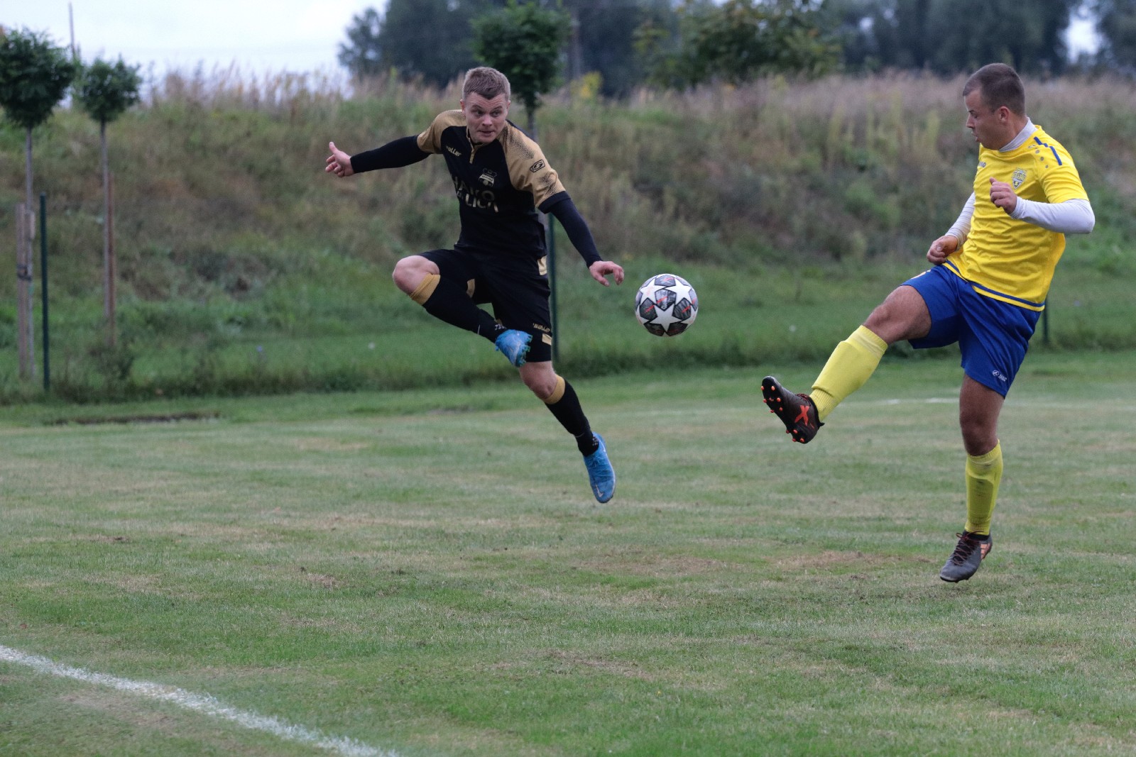 Derby na remis. Podział punktów w starciu Kolejarza z Dębem