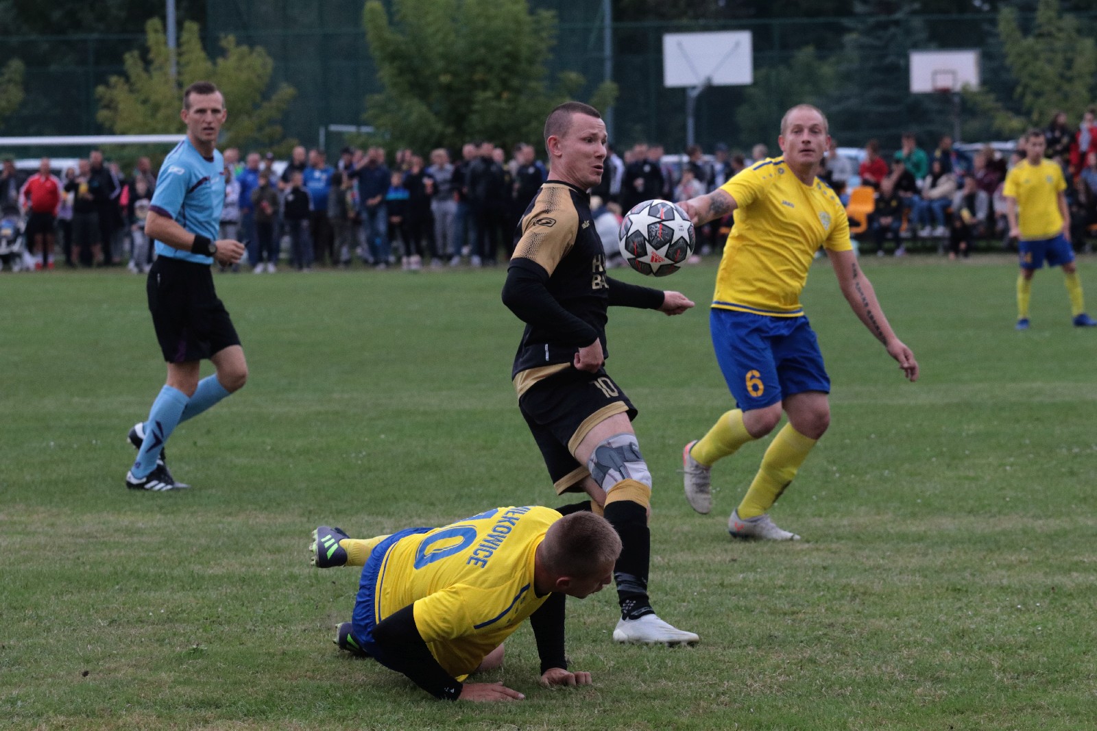 Derby na remis. Podział punktów w starciu Kolejarza z Dębem