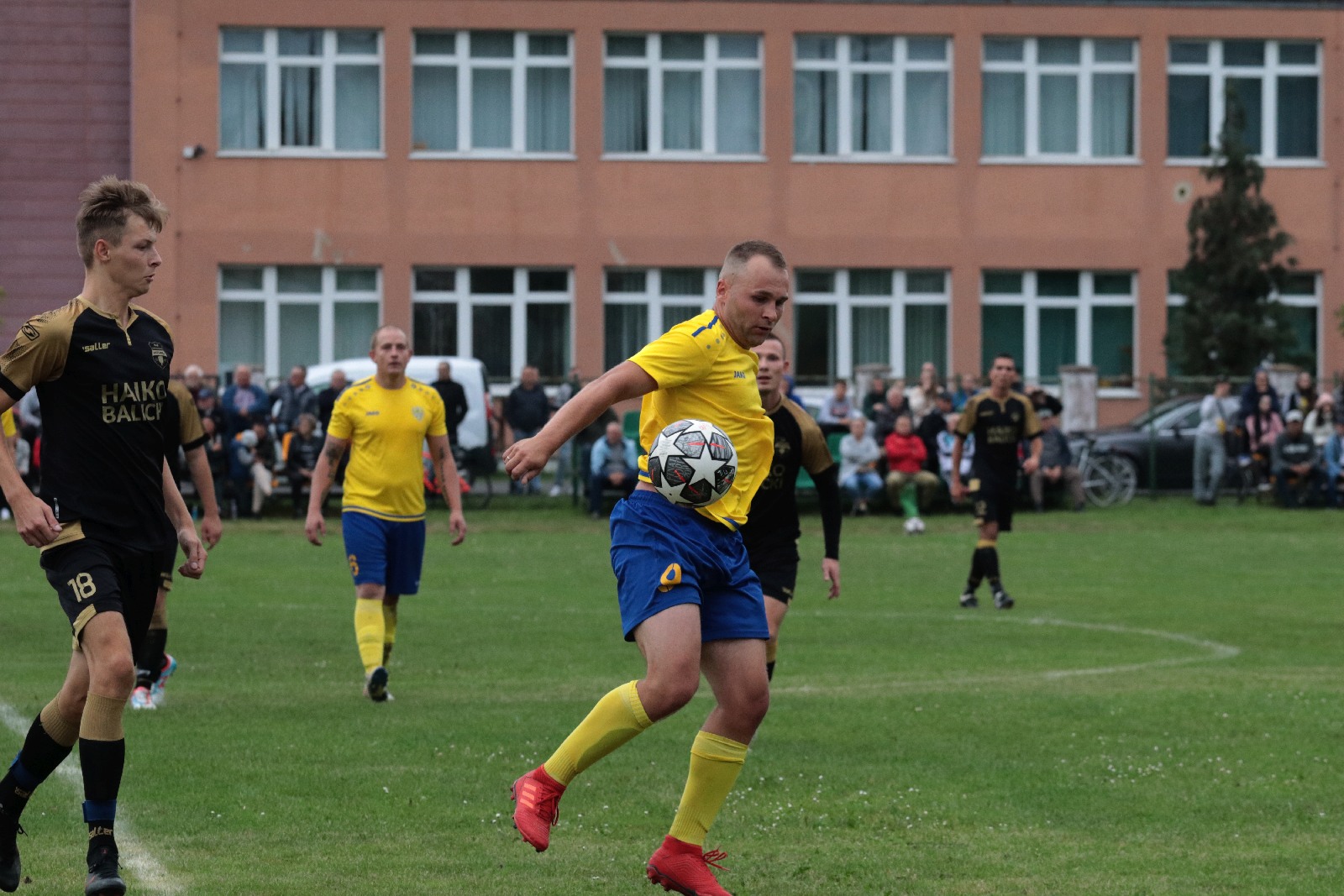 Derby na remis. Podział punktów w starciu Kolejarza z Dębem