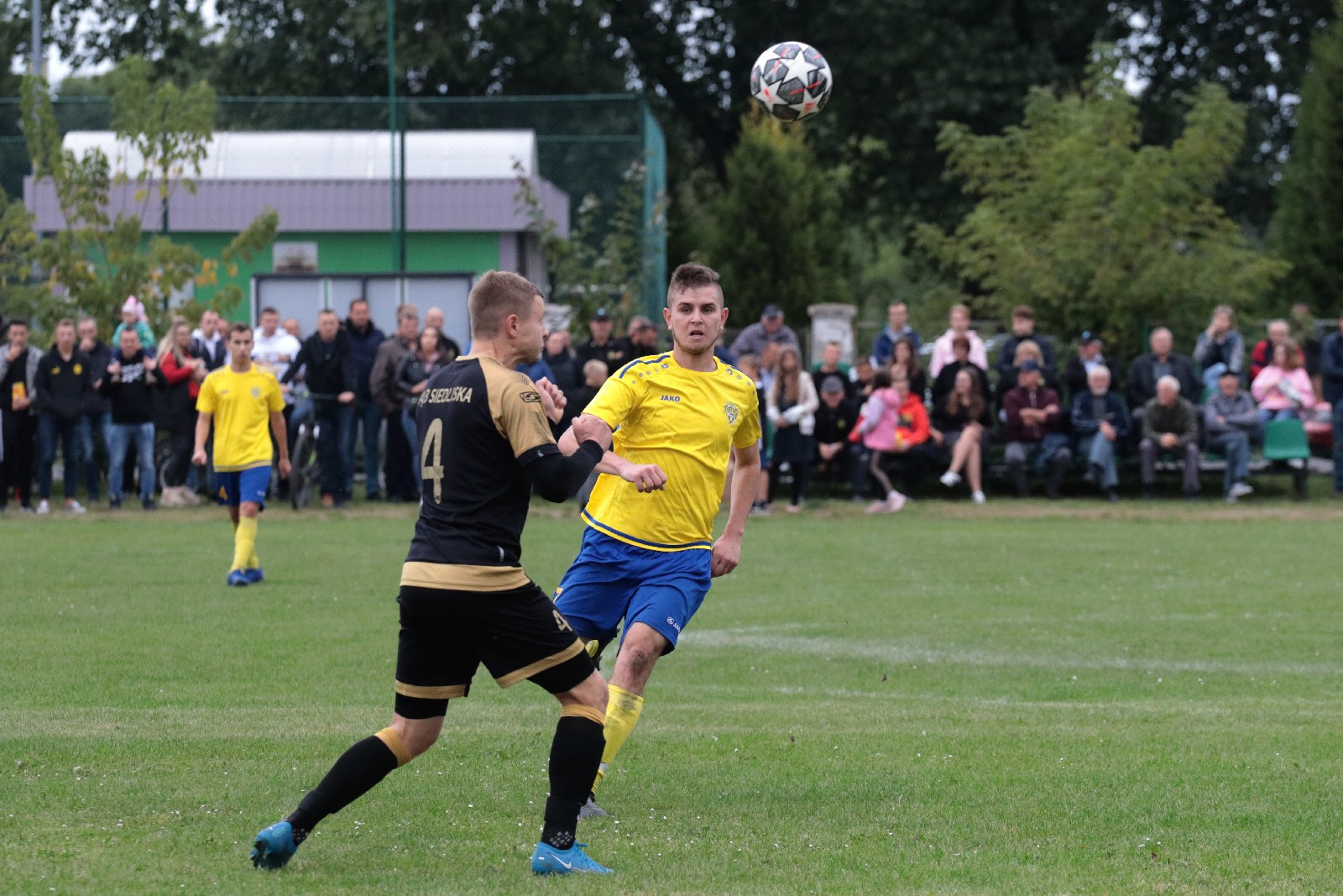 Derby na remis. Podział punktów w starciu Kolejarza z Dębem
