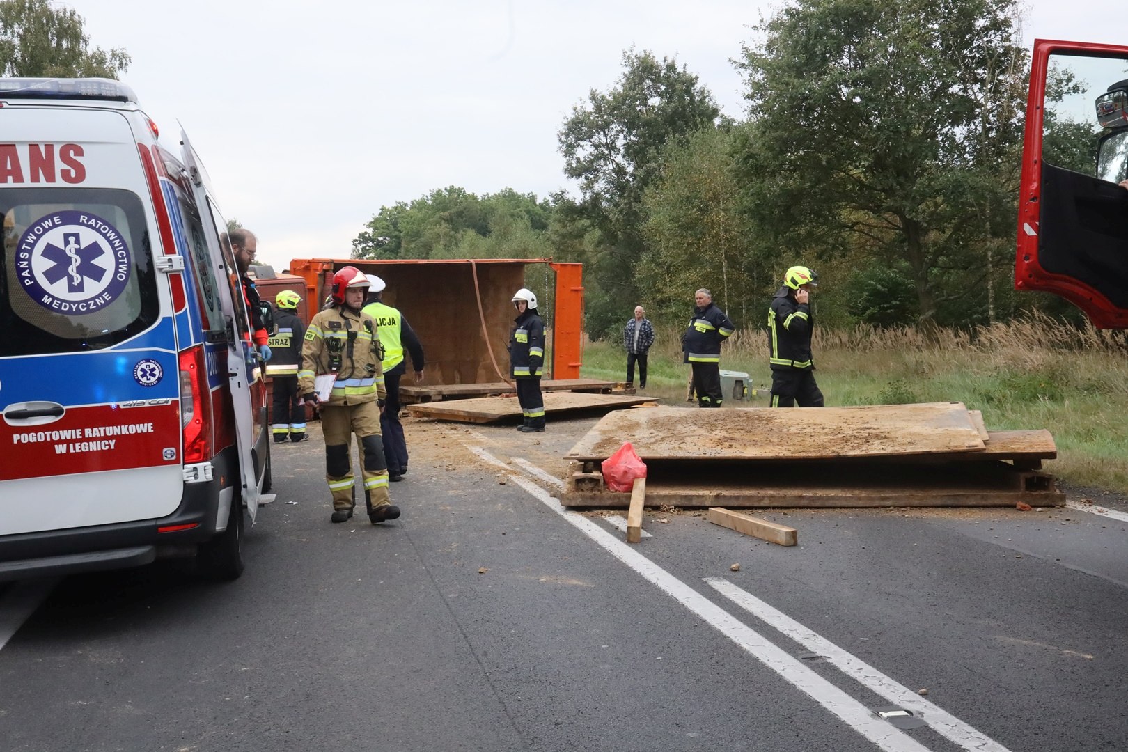 Śmigłowiec LPR zabrał do szpitala rannego kierowcę Iveco
