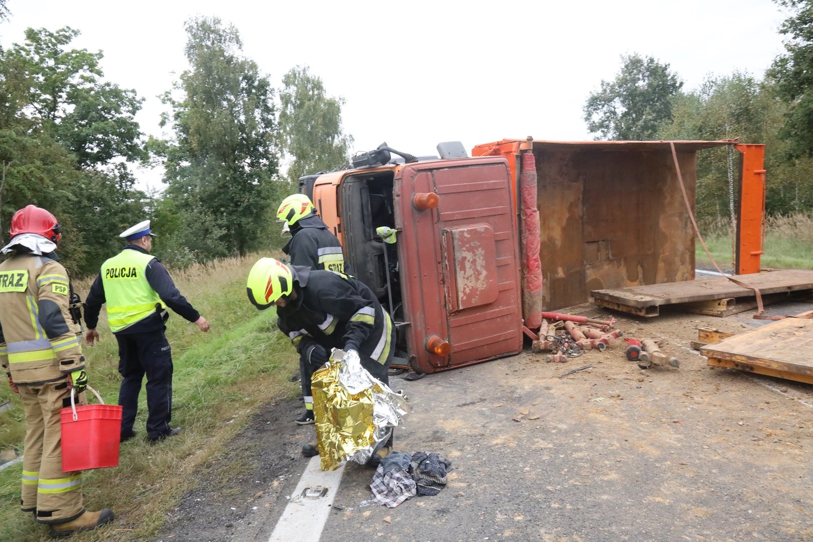 Śmigłowiec LPR zabrał do szpitala rannego kierowcę Iveco