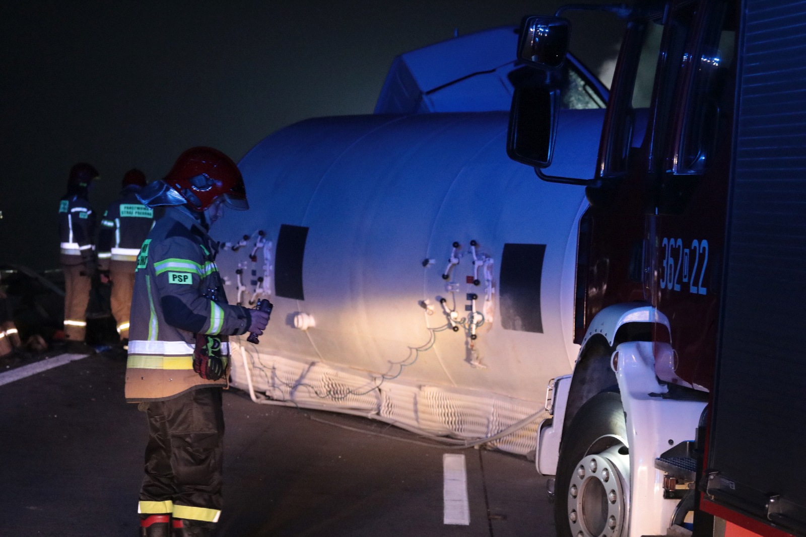 Zderzenie dwóch tirów na A4. Jeden z nich się zapalił