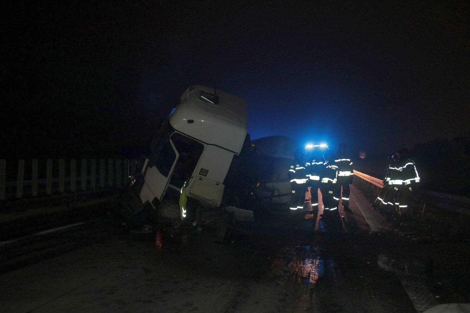 Zderzenie dwóch tirów na A4. Jeden z nich się zapalił