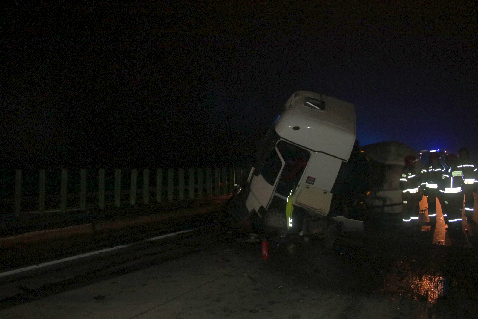 Zderzenie dwóch tirów na A4. Jeden z nich się zapalił
