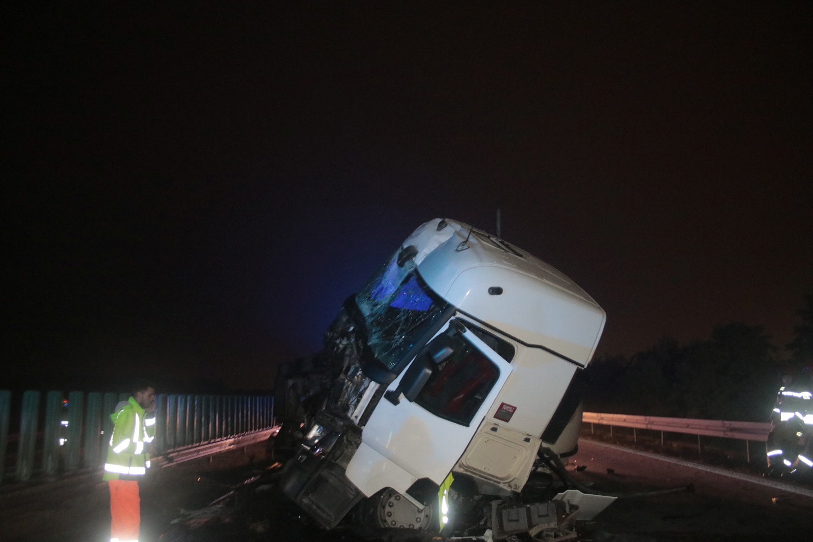 Zderzenie dwóch tirów na A4. Jeden z nich się zapalił