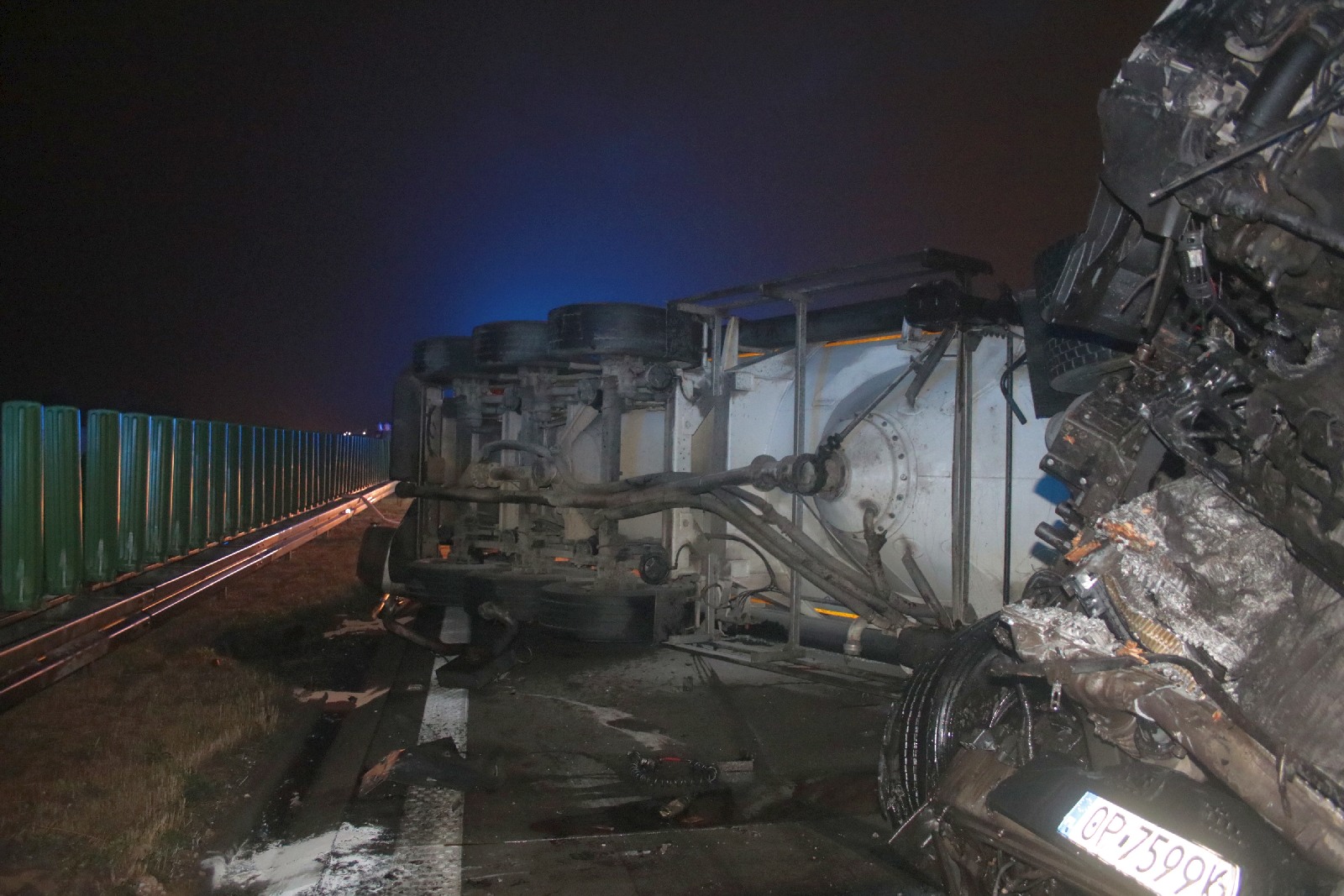Zderzenie dwóch tirów na A4. Jeden z nich się zapalił