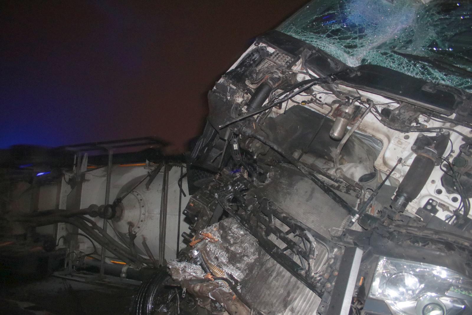 Zderzenie dwóch tirów na A4. Jeden z nich się zapalił