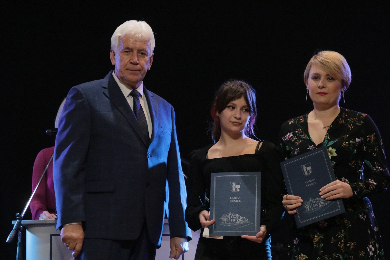 Najlepsi uczniowie i sportowcy nagrodzeni stypendiami wójta