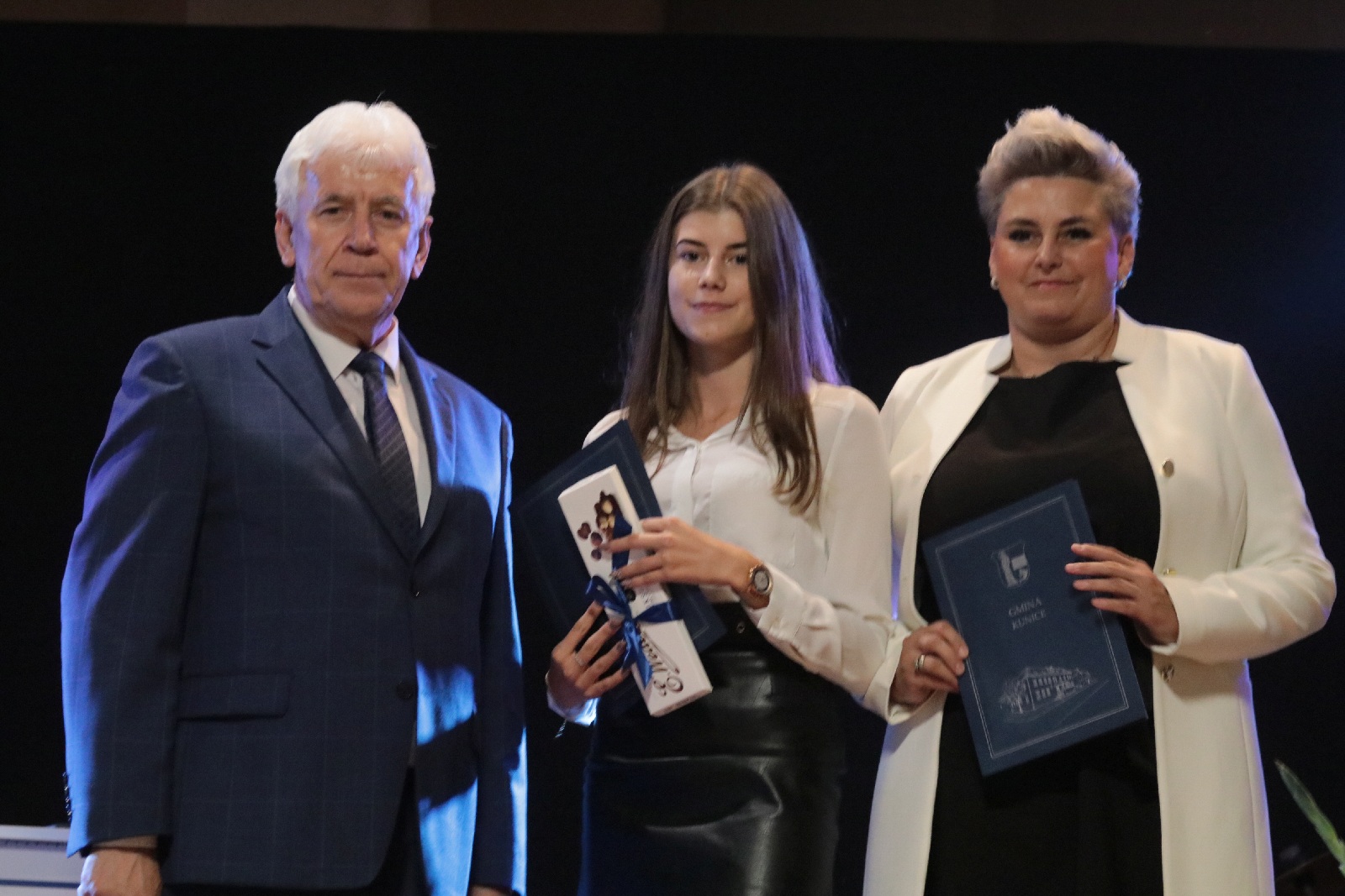 Najlepsi uczniowie i sportowcy nagrodzeni stypendiami wójta