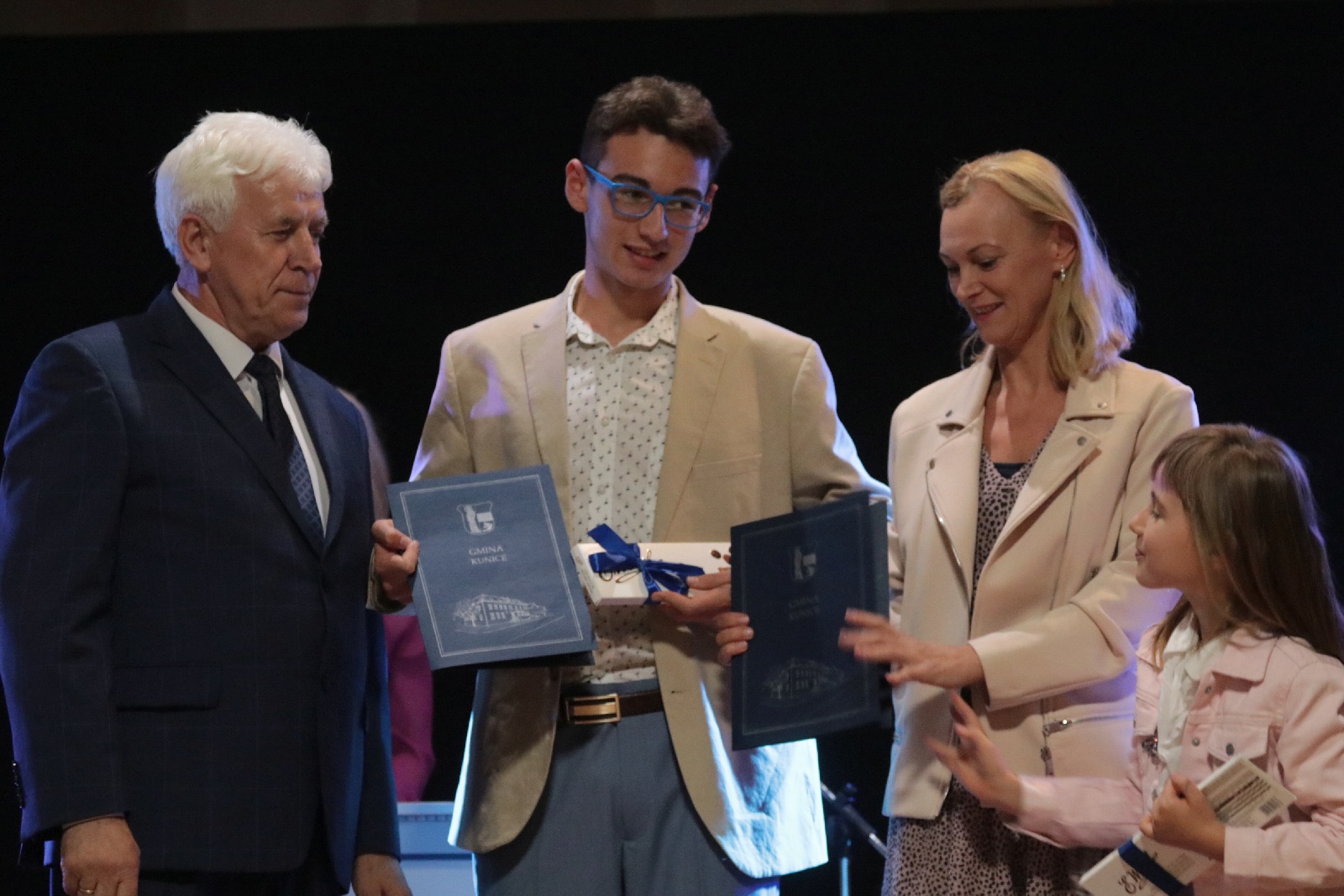 Najlepsi uczniowie i sportowcy nagrodzeni stypendiami wójta