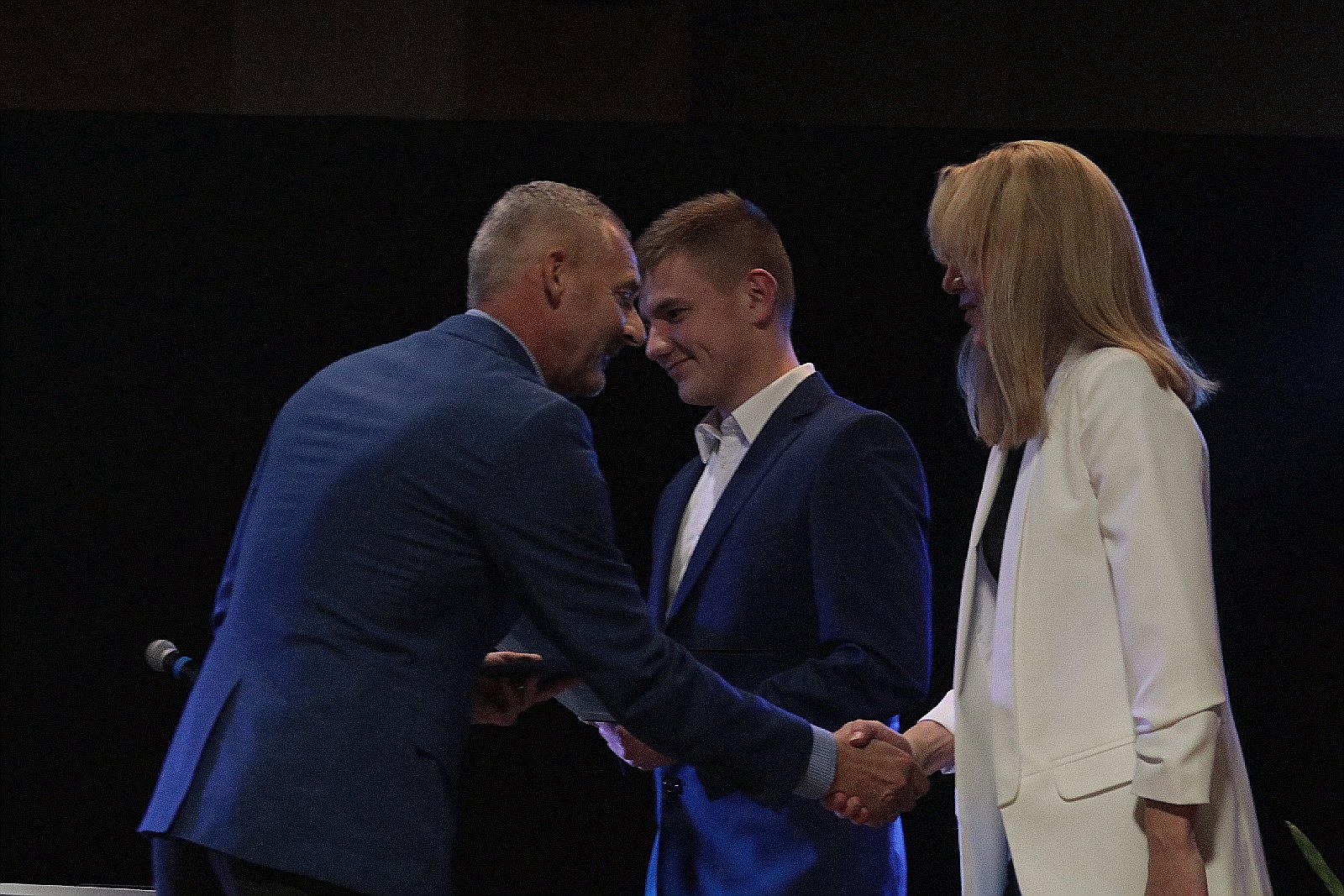 Najlepsi uczniowie i sportowcy nagrodzeni stypendiami wójta