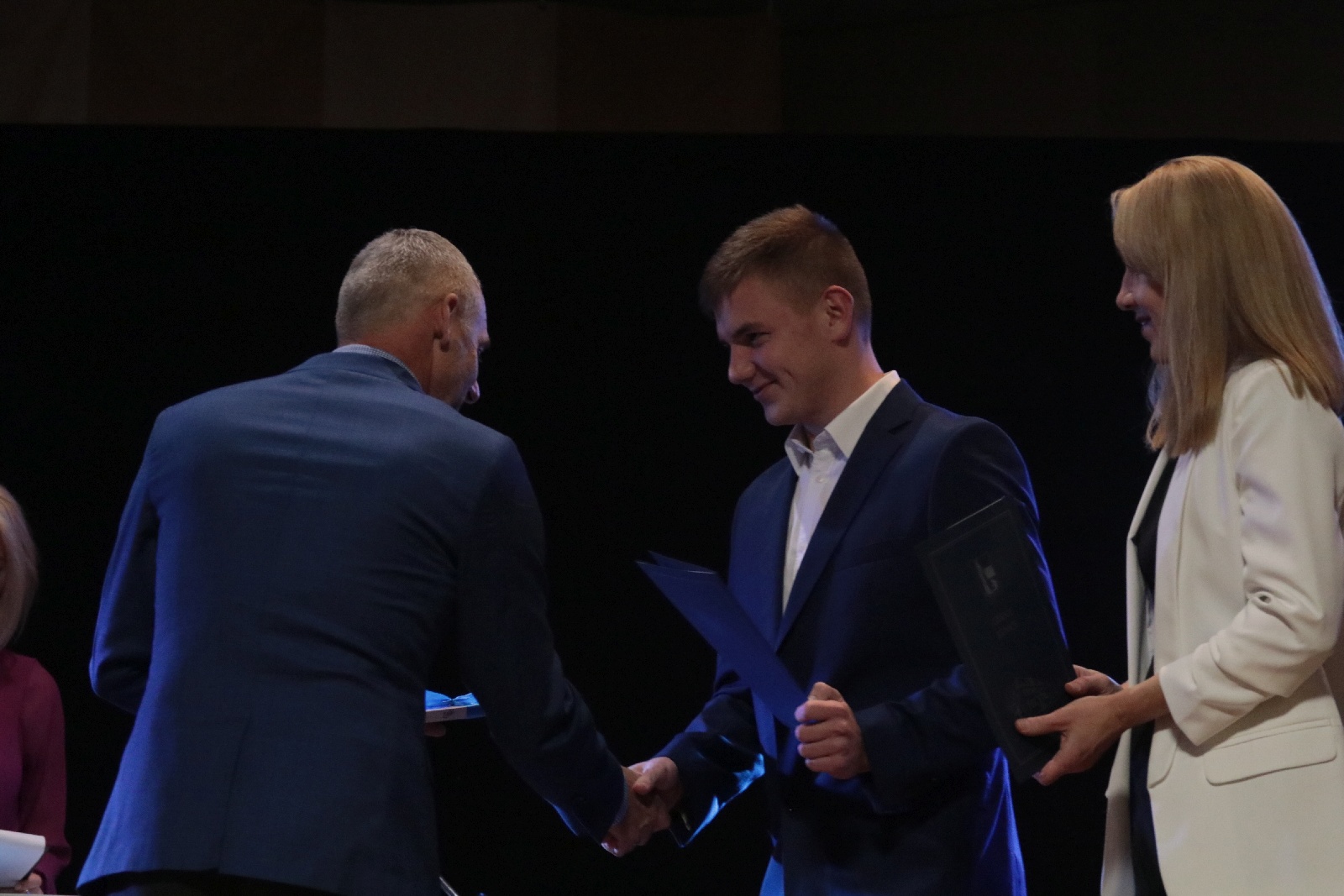 Najlepsi uczniowie i sportowcy nagrodzeni stypendiami wójta