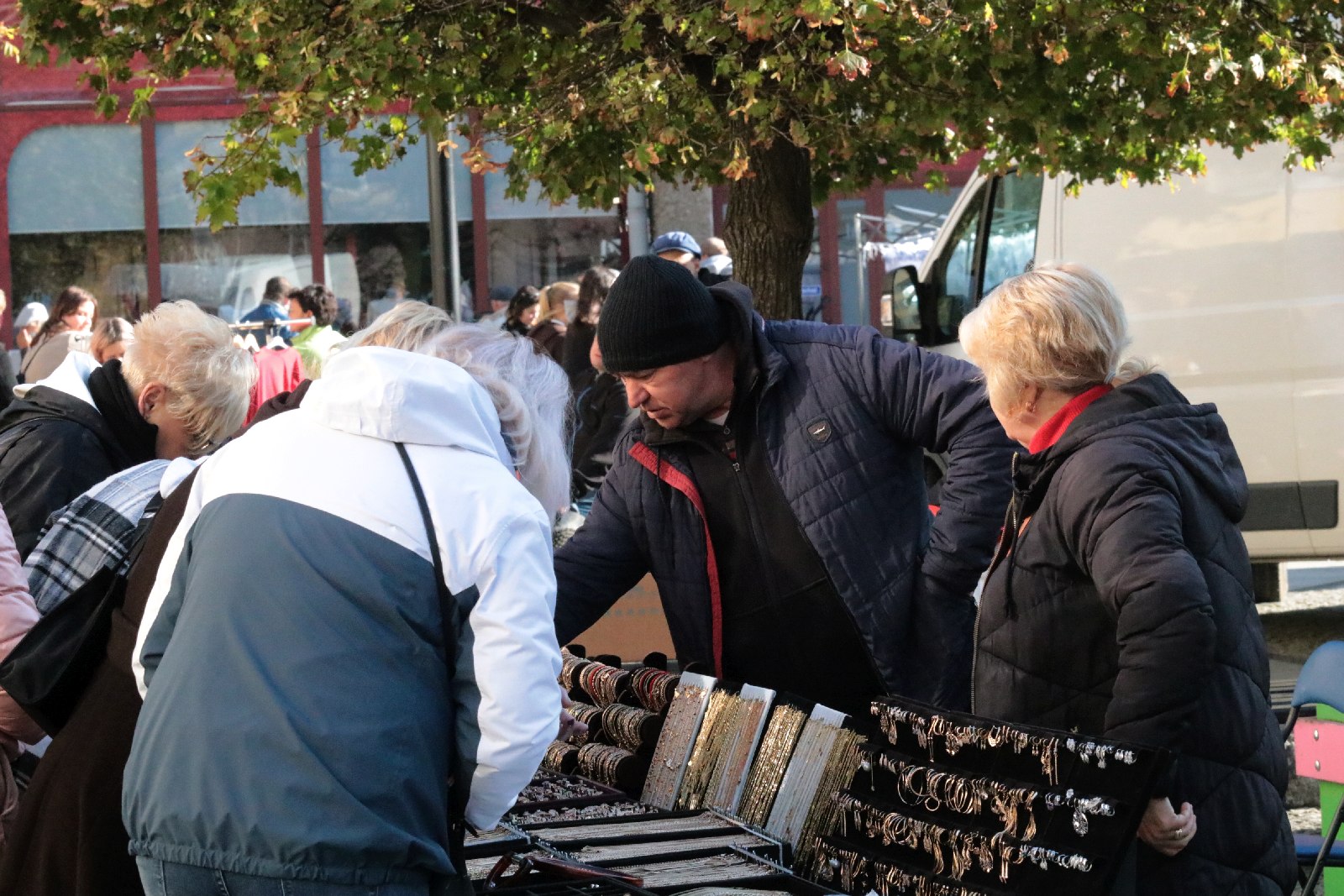 Październikowy Legnicki Jarmark Staroci na legnickim rynku
