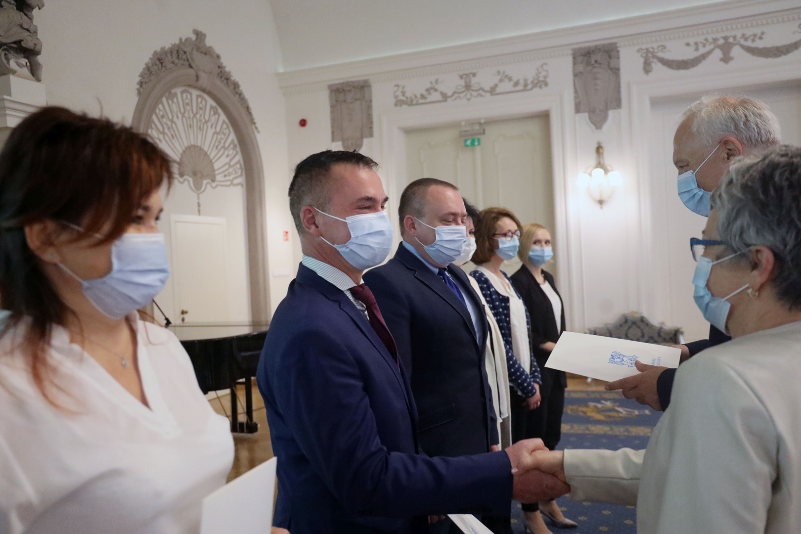 Prezydent nagrodził 75 dyrektorów i nauczycieli szkół