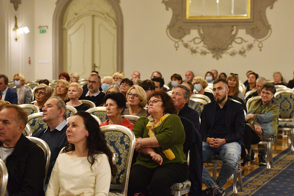 Madrygał zadebiutował z akompaniamentem gitary