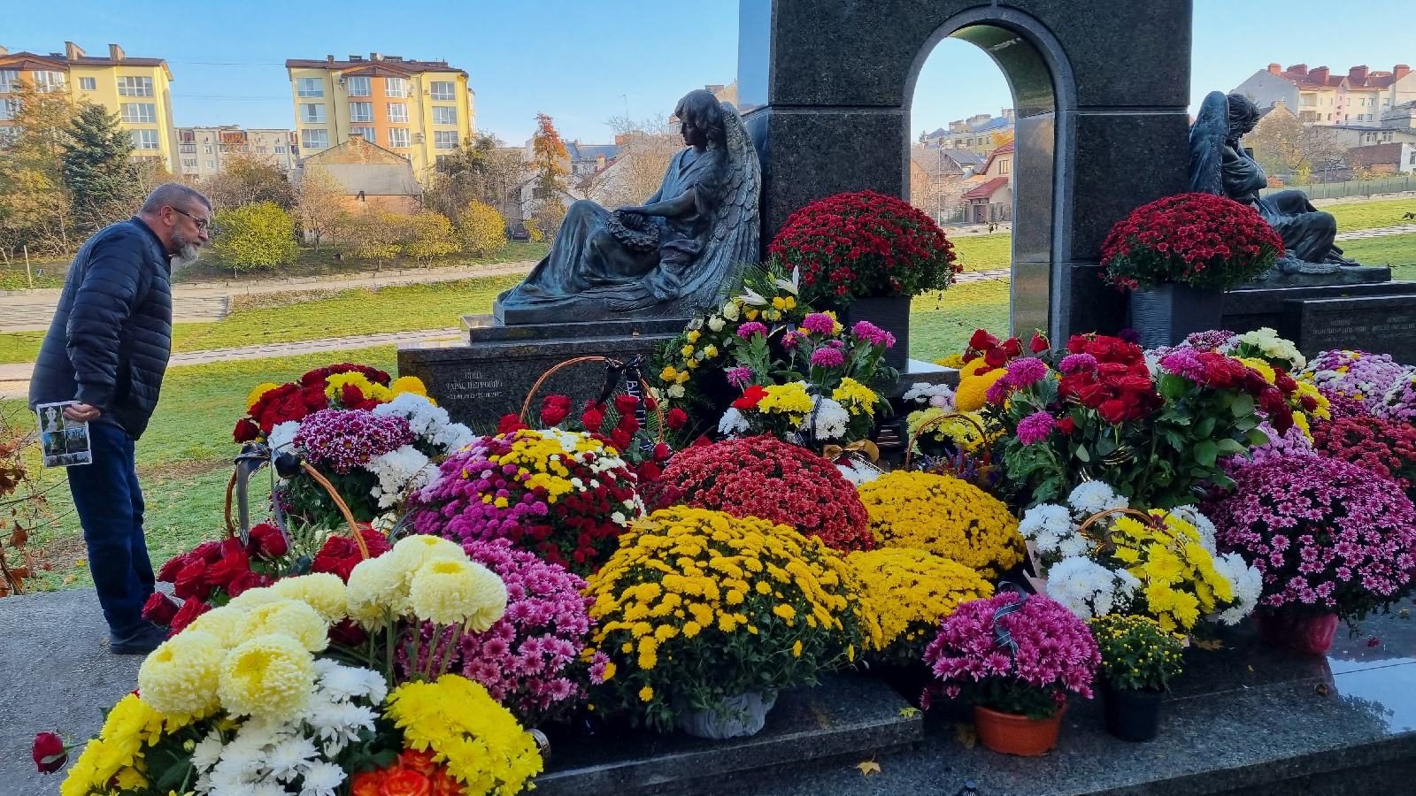 Cmentarz Łyczakowski we Lwowie w przeddzień Wszystkich Świętych