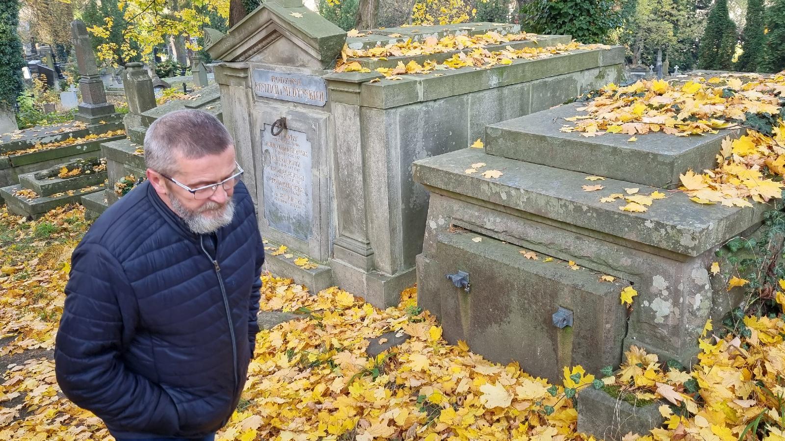 Cmentarz Łyczakowski we Lwowie w przeddzień Wszystkich Świętych