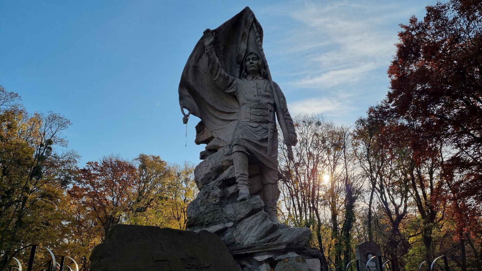 Cmentarz Łyczakowski we Lwowie w przeddzień Wszystkich Świętych