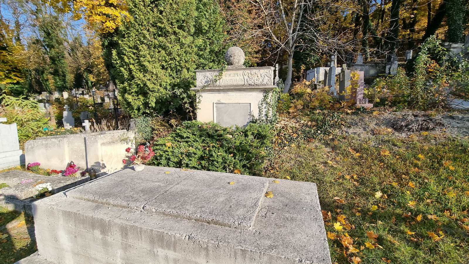 Cmentarz Łyczakowski we Lwowie w przeddzień Wszystkich Świętych