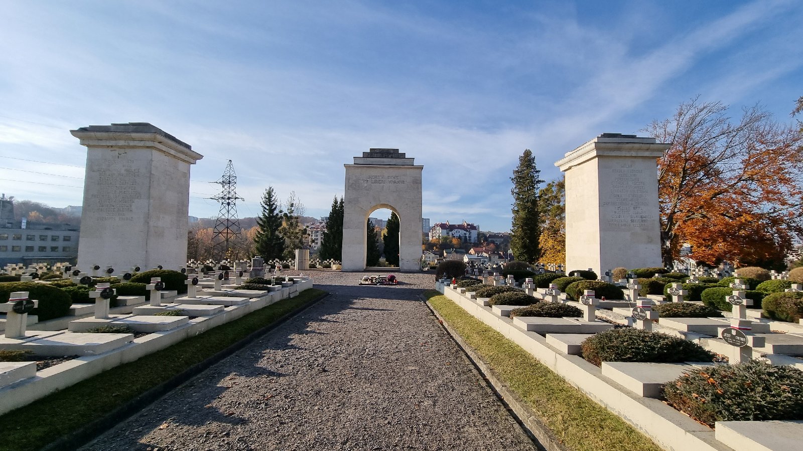 Cmentarz Łyczakowski we Lwowie w przeddzień Wszystkich Świętych
