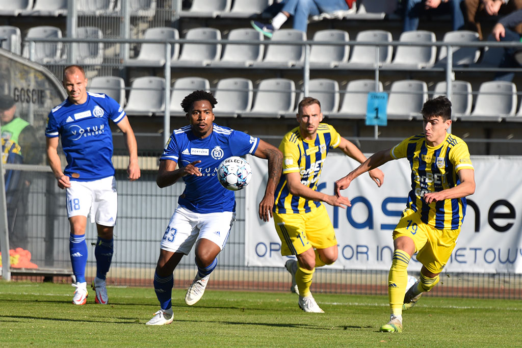 Miedź Legnica pokonała Arkę i goni lidera