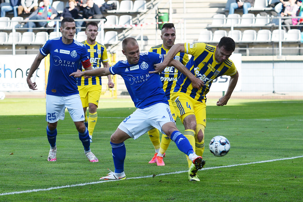 Miedź Legnica pokonała Arkę i goni lidera