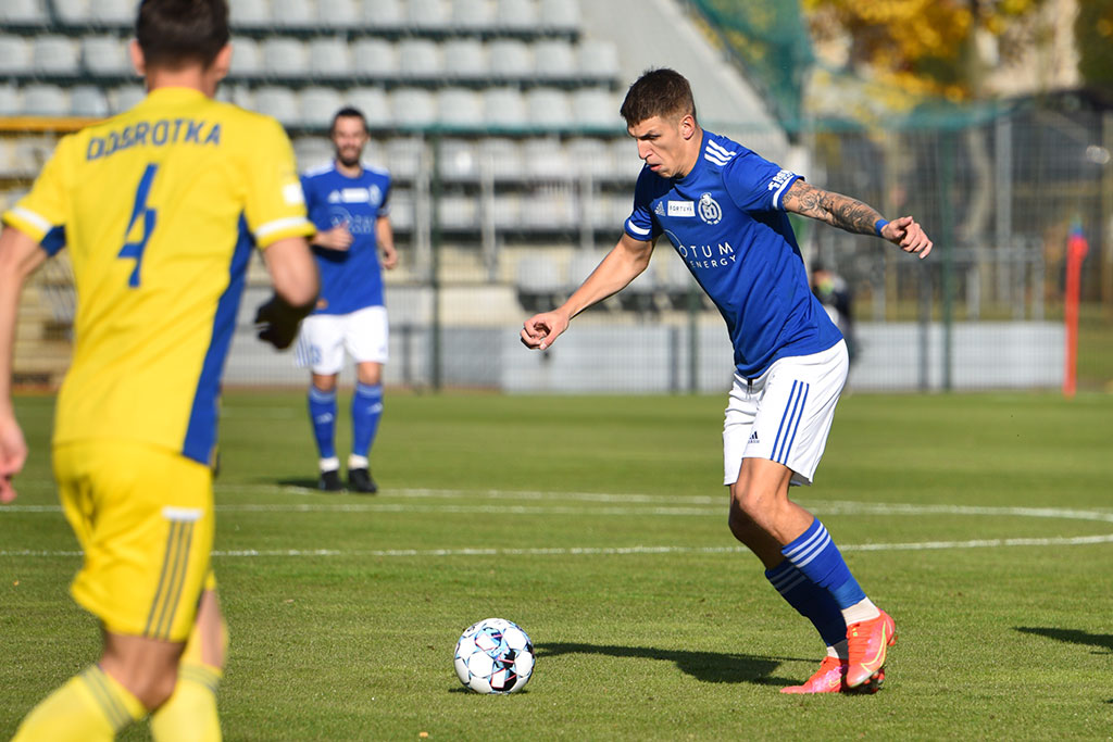 Miedź Legnica pokonała Arkę i goni lidera