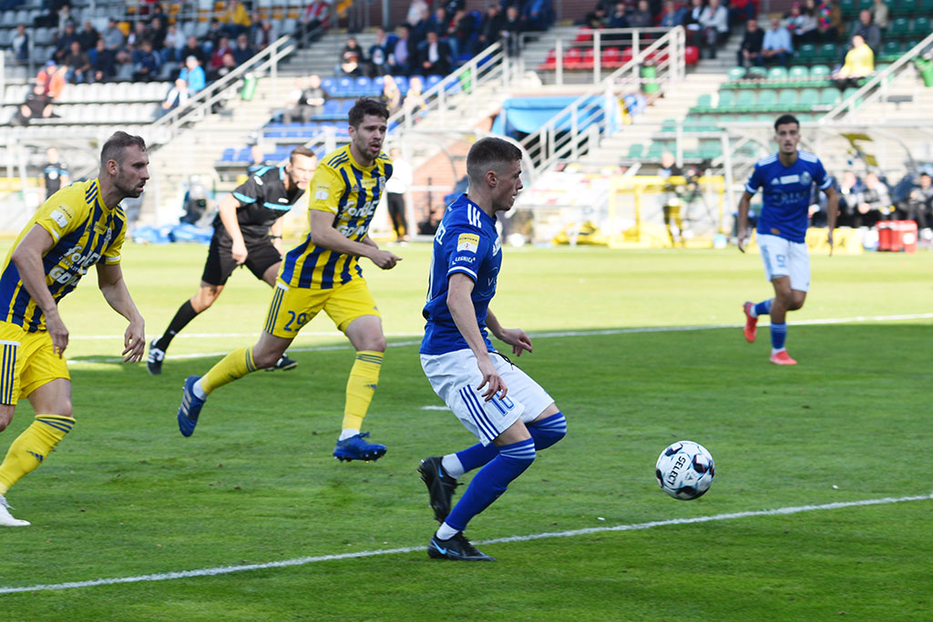 Miedź Legnica pokonała Arkę i goni lidera