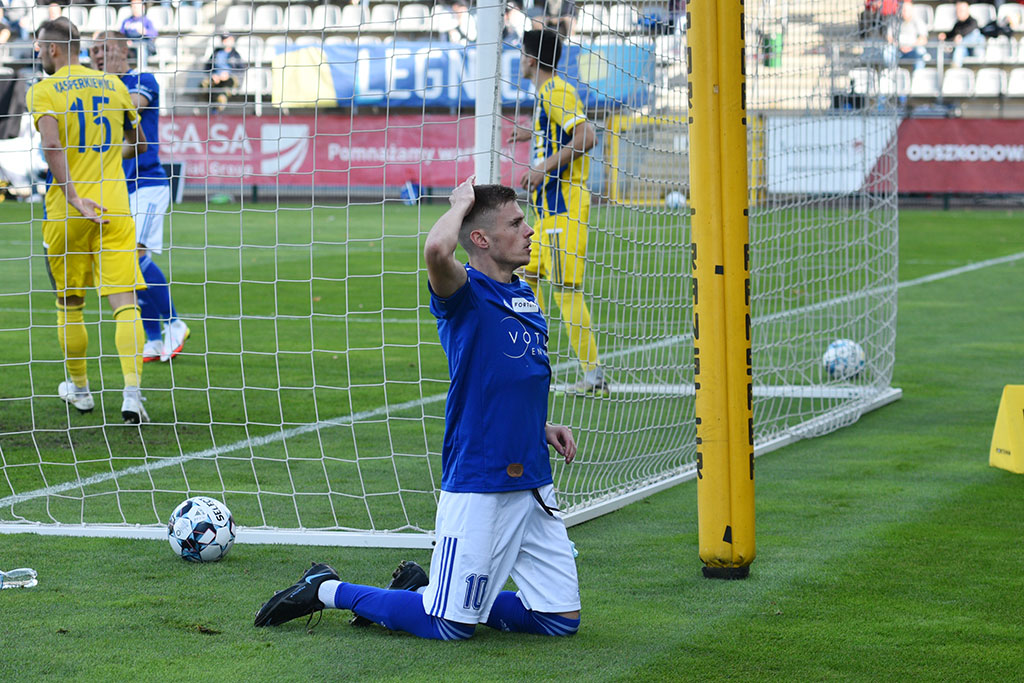 Miedź Legnica pokonała Arkę i goni lidera
