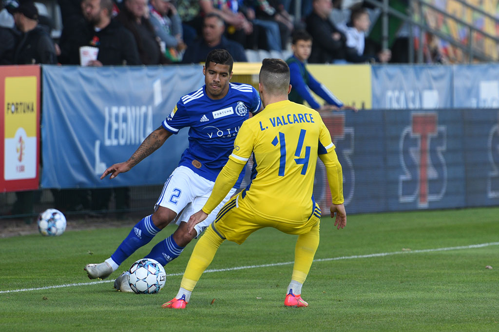 Miedź Legnica pokonała Arkę i goni lidera