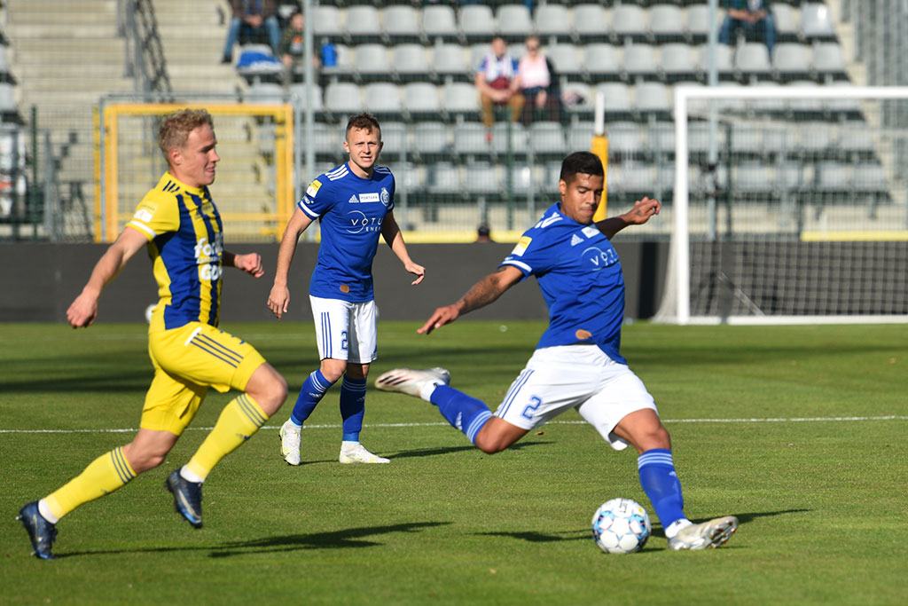Miedź Legnica pokonała Arkę i goni lidera