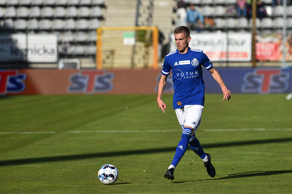 Miedź Legnica pokonała Arkę i goni lidera