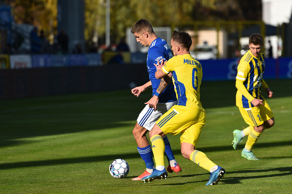 Miedź Legnica pokonała Arkę i goni lidera