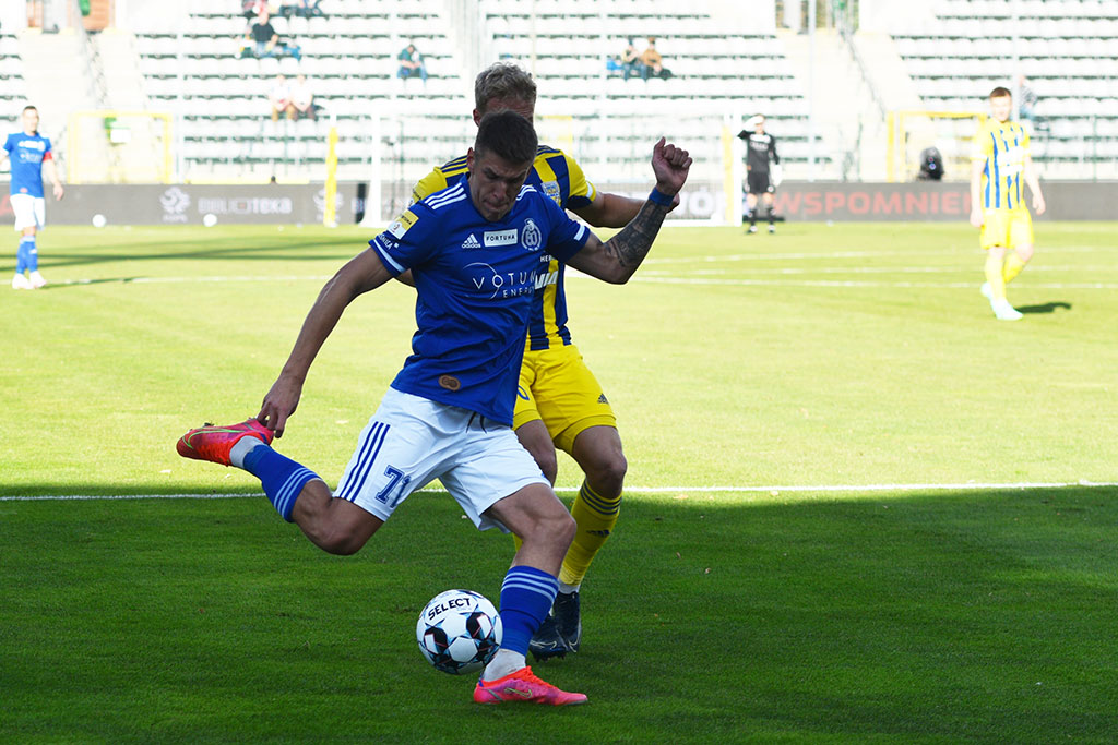 Miedź Legnica pokonała Arkę i goni lidera