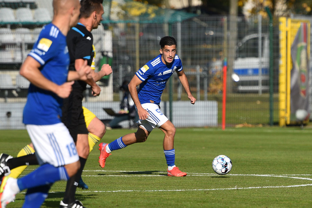 Miedź Legnica pokonała Arkę i goni lidera