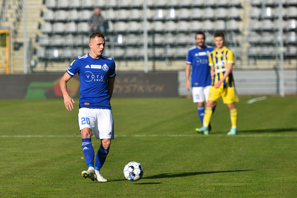 Miedź Legnica pokonała Arkę i goni lidera