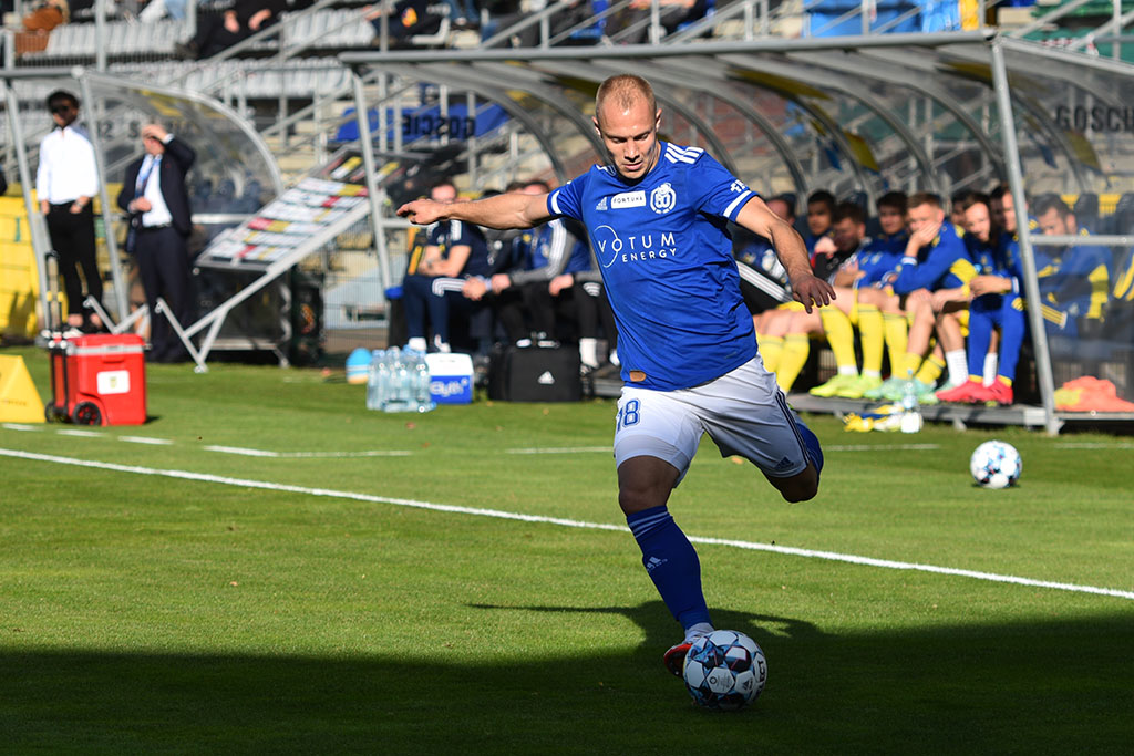 Miedź Legnica pokonała Arkę i goni lidera